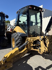 Tracteur sur pneus Cater.pillar 450F 2016, 4x4, chargeuse-pelleteuse, chargeuse frontale de 5 tonnes et pelle arrière, moteur de 90 CV, boîte de vitesses, pompe, occasion - Product Image 4