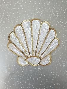 Élégance brodée de l'amour, un charme en velours en forme de cœur richement décoré avec des bordures perlées, des broderies en fil doré et une pierre précieuse centrale - Product Image 2