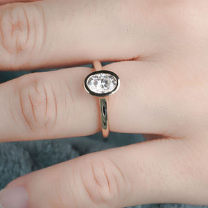 Anillo de Compromiso de Moissanita con Corte Oval Geométrico de 2 Quilates, Engaste de Bisel, VVS1, Solitario Clásico, Aniversario de Bodas para Mujer, Plata de Ley 925 - Product Image 5