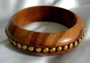 Bracelets en bois simples et élégants, imperméables, avec couleurs personnalisées - pour les amateurs de bijoux traditionnels minimalistes et les cadeaux d'affaires - Product Image 3