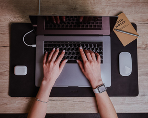 Alfombrilla de escritorio de cuero ejecutiva antideslizante Transferencia de Calor almohadilla de escritura de oficina Protector de mesa grande superficie duradera en Stock - Product Image 6