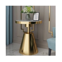 Table d'appoint ronde compacte avec un design de rangement à deux niveaux apportant utilité et une élégance subtile aux salons de partout maintenant