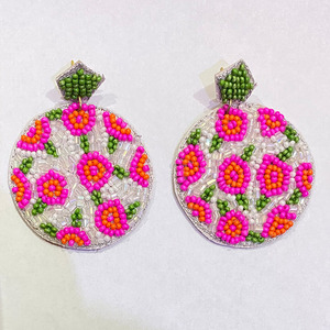 Boucles d'oreilles perlées classiques de vente chaude pour femmes et filles faites à la main en Inde plaqué or pour les occasions de mariage de cadeau de fête - Product Image 2