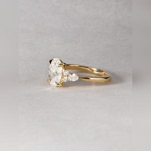 Hot Sale Oval Cut Diamond Cluster <b>Ring</b> 10K 14K 18K Gold <b>Silver</b> Platinum Three <b>Stone</b> Setting Engagement Jewelry Factory Price - Product Image 2