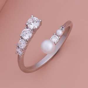 Bague tendance en acier inoxydable plaqué or 18 carats, bague de fiançailles élégante avec incrustation en forme d'étoile 185871 - Product Image 1