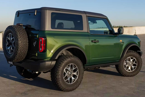 Usado en buen estado, 2024, 75001, 100.000 millas, 2.7L EcoBoost V6 4WD, color verde metálico con detalles en cuero. - Product Image 5