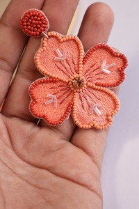 Boucles d'oreilles pendantes classiques en broderie de perles faites à la main pour femmes et filles, bijoux de mode en provenance d'Inde pour les tenues de soirée - Product Image 3