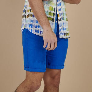 Las Bermudas cortas a medida para hombre proporcionan una opción de moda para eventos o salidas de verano. - Product Image 3