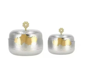 Charmante cocotte en bois vert antique avec couvercle en acier inoxydable martelé conçu pour la présentation des aliments gastronomiques - Product Image 6