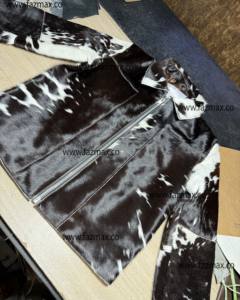 Veste en cuir de vachette de style High Street pour hommes avec poils et fermeture à glissière imprimée vache, décoration à bouton pour l'automne et l'hiver - Product Image 2