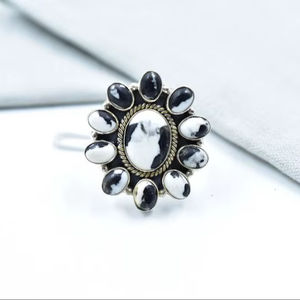 Bague ajustable en argent sterling et buffle blanc faite à la main, bijoux artisanaux uniques, bague bohème élégante pour femmes - Product Image 1