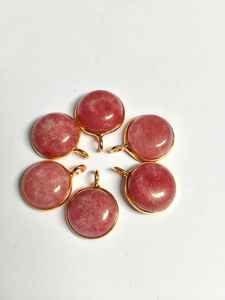 Colgante Hecho a Mano Chapado en Oro de 18k con Engaste de Bisel para Piedra Preciosa de Rodocrosita Redonda de 12mm - Product Image 2