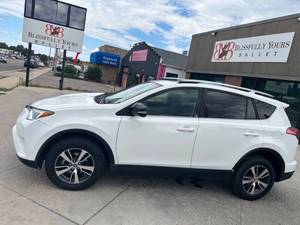 Toyota RAV4 XLE d'occasion 2017 à bas prix à vendre - Product Image 4