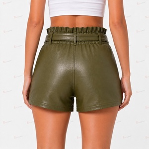 Shorts de cuero sintético verde oliva de cintura alta con cinturón y bolsillos frontales estilo motociclista para mujer - Product Image 5