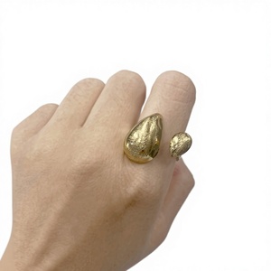 CUCOCUCA YXQ R124 Anello in acciaio inossidabile spazzolato dorato, elegante e di alta qualità, a forma di goccia, per uso quotidiano, casual e formale. - Product Image 2