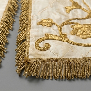 Vestimenta Litúrgica Premium con Hilo Metálico Dorado Zardozi, Cubierta de Altar de Iglesia Bordada a Medida en Satén Blanco, para Primavera, Verano e Invierno - Product Image 5