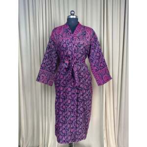 Cardigan pour femme en mélange de laine de yak, doux et chaud, motif Paisley violet, style loungewear, avec poches originales pour le spa - Product Image 1