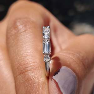 Anillo de Plata de Ley 925 con Moissanita de Corte Baguette Brillante, Media Eternidad, Engaste Milgrain y Puntas, de Moda - Product Image 2