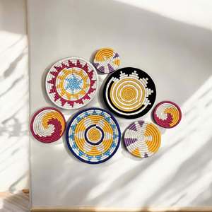Juego de 7 Cestas de Pared de Bambú Bohemias Multicolores Sabai, Arte de Pared de Ratán Tejido a Mano - Product Image 1