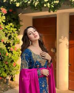 Colección de bodas indias tradicionales con trabajo de bordado de lentejuelas Zari en tela de seda Chinon para ropa de mujer - Product Image 5