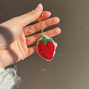 Porte-clés en perles de fraise, porte-clés brodé à la main en perles - Product Image 1