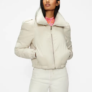 Chaqueta de Invierno Personalizada, Impermeable, de Lona, con Relleno de Algodón de Alta Calidad, Cuello Alto de Punto, Corta, con Capucha y Logotipo Frontal - Product Image 5