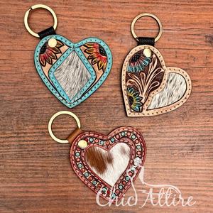 Nouveaux cheveux occidentaux sur cuir usiné à la main en forme de coeur porte-clés en cuir véritable sculpté porte-clés Turquoise tournesol porte-clés de luxe - Product Image 1