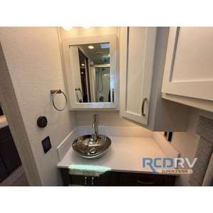 Nouvelles accessoires intérieurs pour camping-car Newmar Grand Star 2026, chauffe-eau Truma Comfort Plus, châssis Freightliner S2RV 12000 lbs - Product Image 6