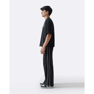 เสื้อยืดโอเวอร์ไซส์ลายอนิเมะสำหรับผู้ชาย เนื้อผ้าเจอร์ซีย์ระบายอากาศได้ดี 220 GSM ผ้าฝ้าย รับผลิตแบรนด์ส่วนตัว แบบ OEM ขายส่ง - Product Image 6