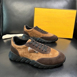 Zapatos de caminar de gamuza marrón de diseño de alta gama, modernos y populares, los más vendidos para hombre, zapatos versátiles y robustos. - Product Image 1