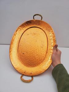 Bandeja de Servicio Dorada Ovalada Martillada Vintage con Doble Asa, Perfecta para Eventos, Fiestas y Uso Diario en la Cocina del Hogar, Procedente de la India - Product Image 2