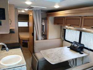 Autocaravana de Lujo Thor Motor Axis 25.4 de 2017 Usada y Económica, Euro 5, para 4-6 Personas, Blanca, para Acampar, con Volante a la Izquierda y Asientos de Cuero - Product Image 2