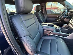 TO-YO-TA TU-ND-RA CUSTOM LIFTED CREW 4X4 AUTOMATIQUE V6 CYLINDRES ÉTAT IMPECCABLE 2025 - Product Image 2