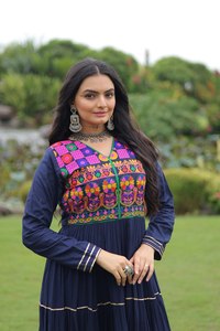 Robe spéciale Navratri bleu marine et bordeaux RADHE EXPORT, 14 kg, en rayonne Kutchi Gamthi, séchage rapide, rehausse le style raffiné pour les fêtes - Product Image 2