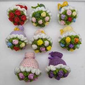 Vente en gros de porte-clés créatifs en forme de bouquet de fleurs au crochet pour sacs et clés - Parfaits pour les couples et les meilleurs amis - Product Image 3