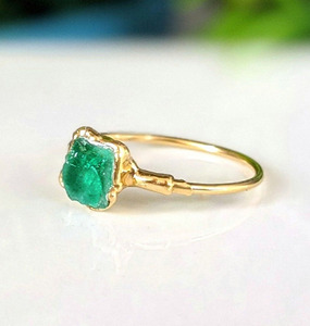 Esmeralda en bruto chapada en oro, joyas minimalistas de piedras preciosas galvanizadas, Esmeralda en bruto natural - Product Image 2