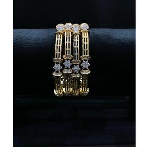 Impresionante Juego de Dos Brazaletes de Diseño Premium con Piedras de Circonita Cúbica en Tono Dorado, Colección para Bodas y Fiestas, para Mujeres y Niñas - Product Image 1