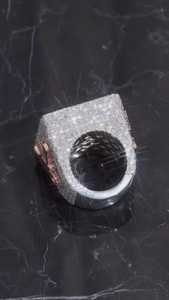 Anillo de plata de ley 925 con diamantes de moissanita VVS, letra personalizada, estilo hip hop, lujoso, para uso unisex. - Product Image 3