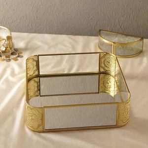 Dernier concepteur Crystal Clear Verre Métal Fait à la main Moderne Design personnalisé Personnalisable Plateau de rangement pour service Motif des coins - Product Image 1