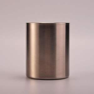 Frascos de metal de inspiración vintage para velas aromáticas que aportan un calor clásico a la decoración sofisticada. - Product Image 1