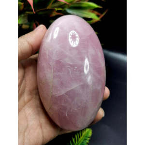 Magnifique Lingam/Shivling en quartz rose naturel - Énergie/Reiki/Thérapie par cristaux - Longueur de 3,6 pouces (9 cm) et 550 g (1,21 lb) - Product Image 4