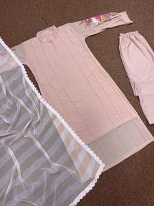 Fausse floraison Georgette motif couture avec travail de broderie fantaisie et boutons non cousus haut avec bas et Dupatta - Product Image 2