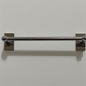 Porte-serviettes en métal de qualité supérieure avec surface à patine argentée martelée Artisan fait à la main offrant un accent décoratif pour les intérieurs - Product Image 4