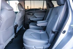 Toyo-ta Highlander XLE AWD 2023 assez utilisé - Product Image 3