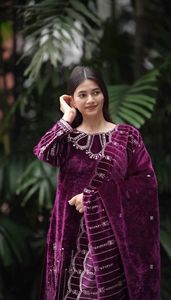 Conjunto de Salwar Kameez de ropa pakistaní bordada con Secuencia de terciopelo viscosa pesada para ocasiones festivas de proveedor mayorista - Product Image 5