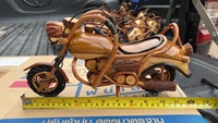 Tracteur à bascule en teck sculpté à thème animalier, style artisanat populaire, pour la décoration intérieure