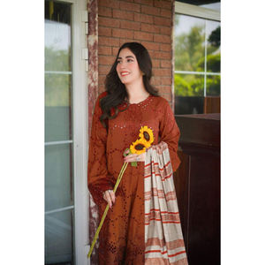 Salwar Kameez Robe décontractée pour femme pour la fête disponible à la vente en gros de haute qualité avec broderie florale personnalisée - Product Image 4
