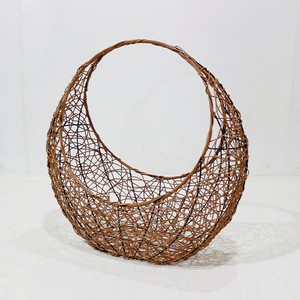 Panier multifonction Artex Dong Thap en rotin tressé, léger, minimaliste, demi-lune, à tissage ouvert, avec grande poignée - Product Image 5