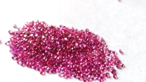 พลอยโกเมน rhodolite เหลี่ยมเพชรพลอยสีแดงขนาด1.5มม. อัญมณีอัญมณีสีชมพูธรรมชาติแบบหลวมขนาดเล็กราคาต่อชิ้น - Product Image 3
