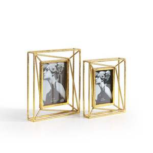 Marco de fotos de metal diseñado para exhibir recuerdos preciosos con un atractivo decorativo para el interior del hogar, moderno. - Product Image 1